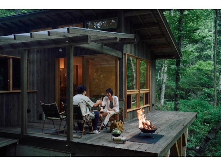 大きなウッドデッキと焚き火