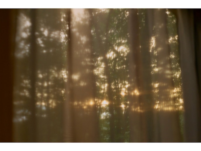 カーテンと光の揺らめき