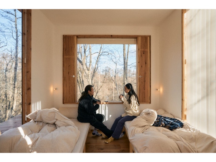 大きな窓のある寝室