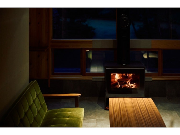 自身で薪をくべる。薪も備えつきです。