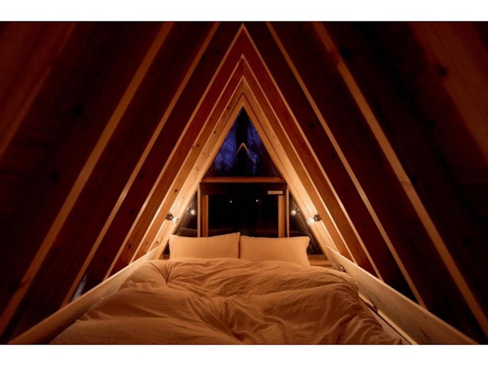 夜のベッドルーム