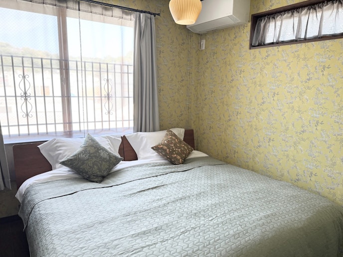 ワイドキングベッドでゆったりとおやすみください。