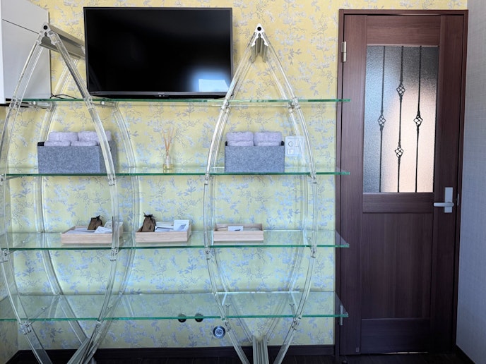 こちらの棚に人数分のアメニティーとタオルをご用意しております。