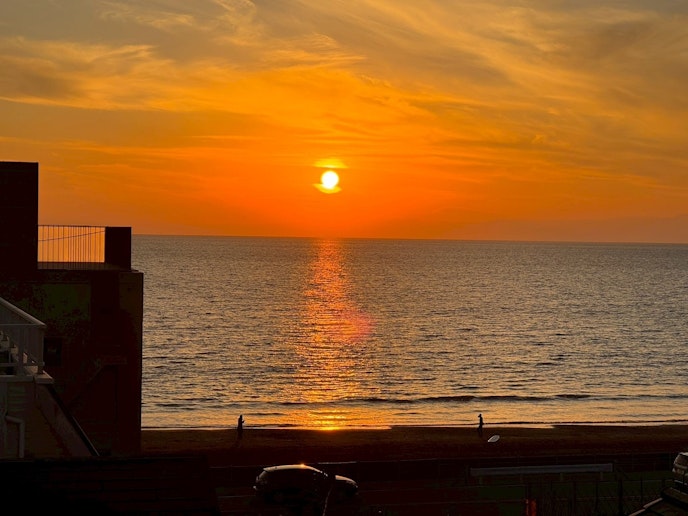 屋上から見える夕日は格別です。