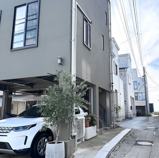 amana dayz 外観です。 1階が２台分の無料駐車スペースになっています。...