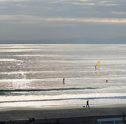 屋上からの材木座海岸。 サップとサーフィンとウインドサーフィンと犬と散歩。。。