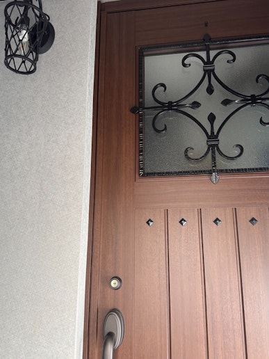 室内階段を上がった3階寝室入口 このドアの先は必ず靴を脱いでご利用ください。