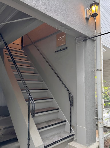 こちらの階段で、1階駐車スペースから2階の入り口まで上がってください。