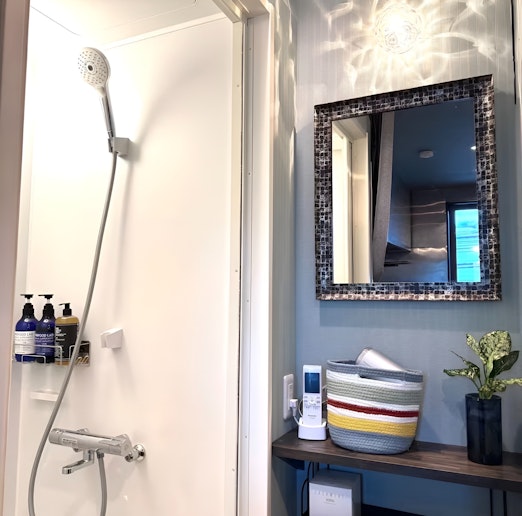 2階のシャワールームです。 ドライヤーも完備しております。...