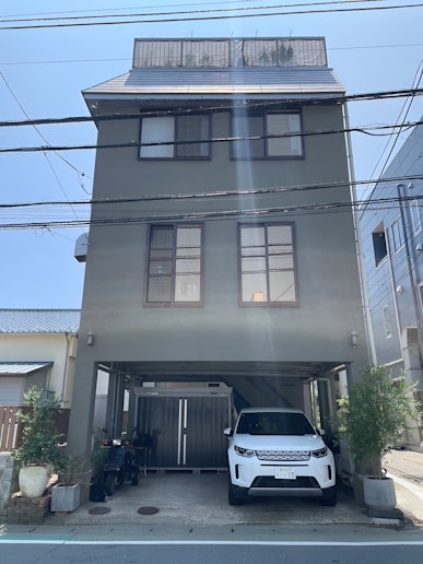 amana dayz 外観です。  1階が２台分の無料駐車スペースになっています。...