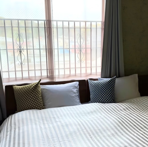 ワイドキングベッドでゆったりとおやすみください。