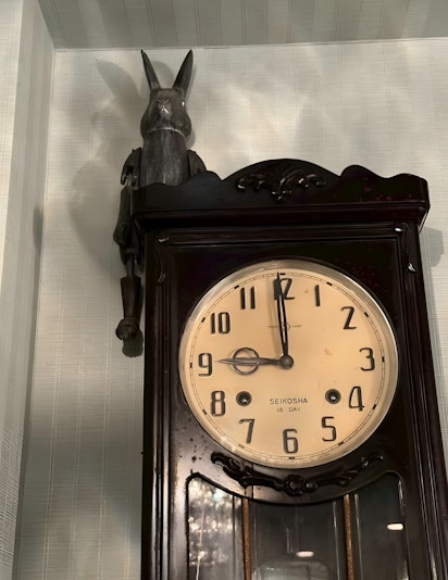 リビングの2つの掛け時計は、精工舎(現SEIKO)の古い掛け時計です｡...