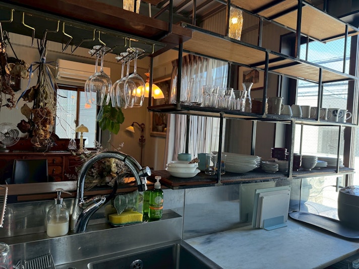 食器類は、オーナーの趣味で沖縄のやちむんなども揃えております。 ...