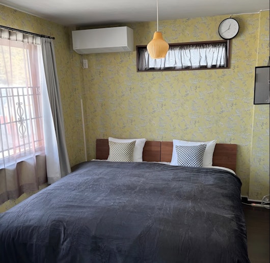 ワイドキングベッド 寒い時期は、大盤でふわふわの羽毛布団でゆっくりおやすみください。