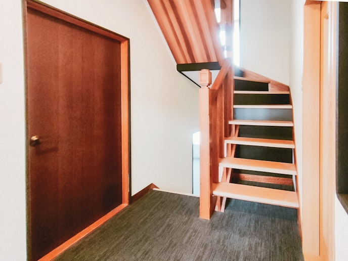 室内には階段があります