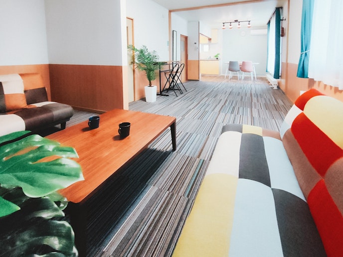 リビングルームとダイニングスペースはつながっています