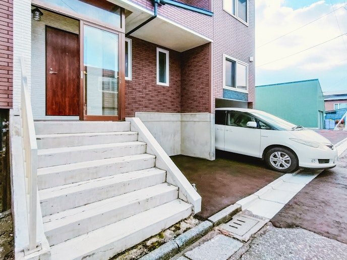 玄関まで階段があります。手すりを使ってください。