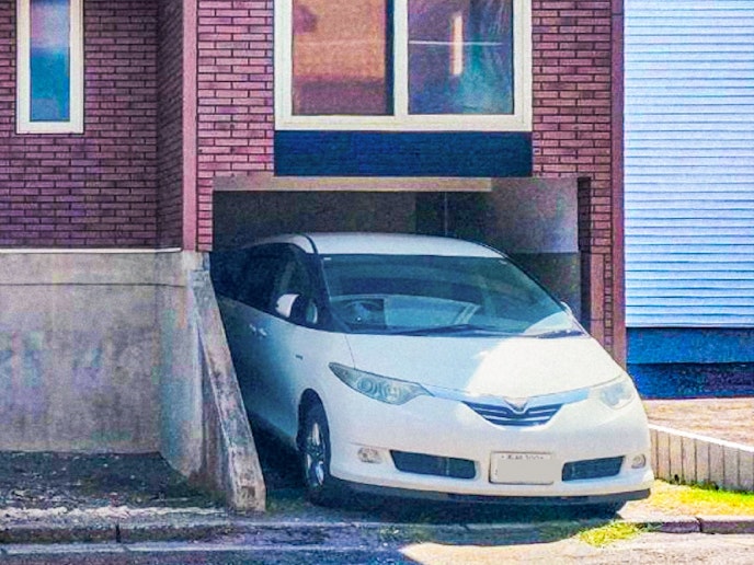 画像の車の高さは1.76m。天井まで30cm余裕があります。高さのある車も入れられます。