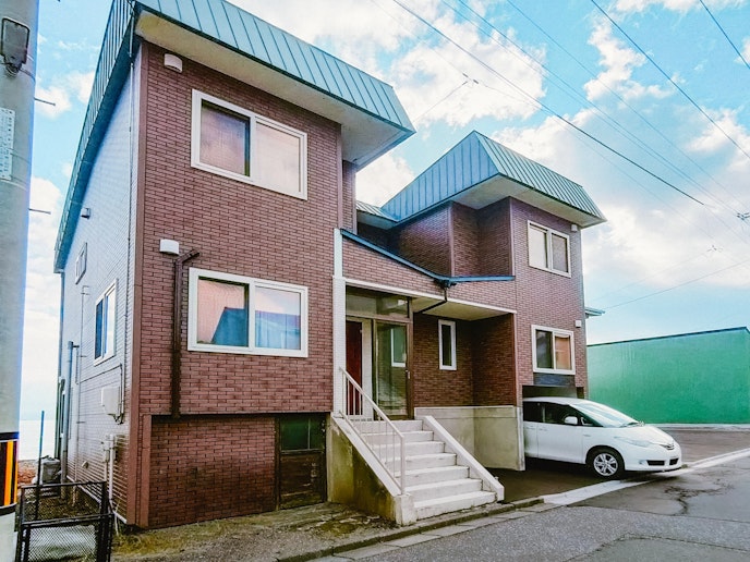 車は扉が開く位置で停めてください。