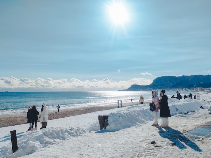 冬の大森海岸、青と白のコントラストが綺麗です。