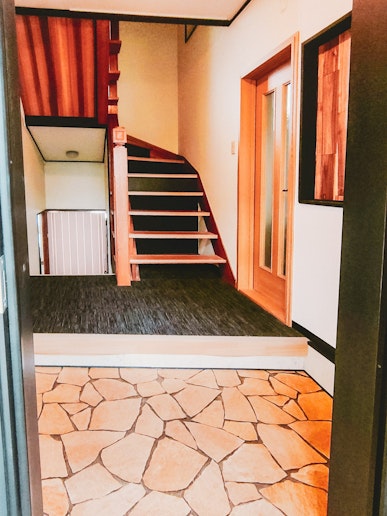 玄関,靴を脱いで中に入ってください