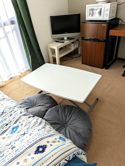 テーブルは上下するので、床にクッションで座ることも。