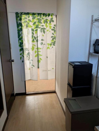 ドアを開けて丸見えにならないよう、暖簾があります。エアコンの熱も逃がさない