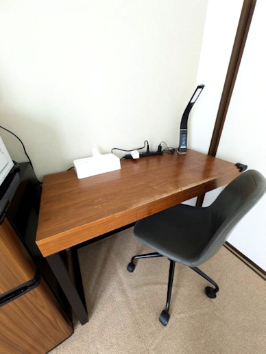 使いやすいデスクとデスクライト完備。