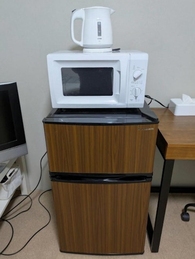 冷蔵庫、電子レンジ、湯沸かしケトルがあります。