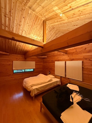 天井が高く、開放感のある寝室