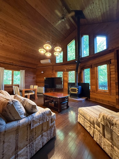 開放感あふれる、ログハウスのメインリビング