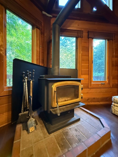 炎の揺らぎに癒される、薪ストーブのある暮らし