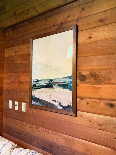 木の空間に映える、落ち着いたアート