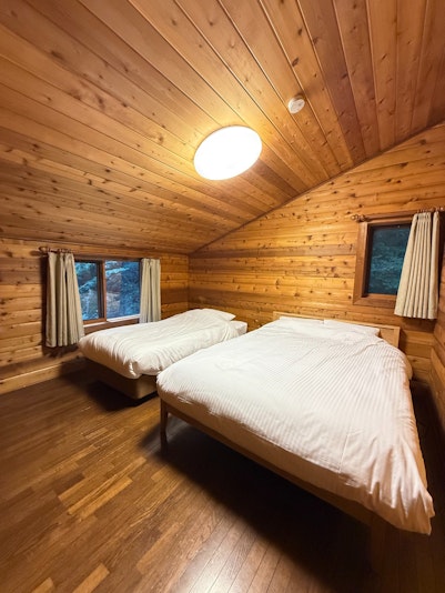 木の温もりに包まれ、落ち着いた寝室