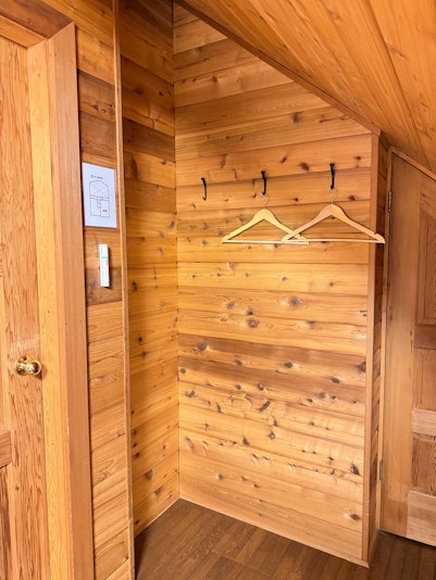 木の香りが心地よい、十分な収納スペース