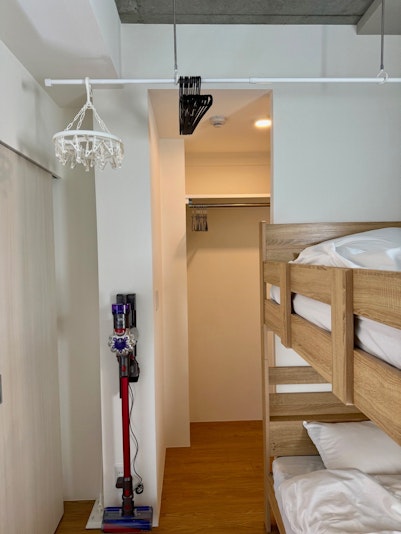 ちょっとした洗濯物があってもご安心ください！掃除機も完備しておりますので、長期滞在でも快適にお...