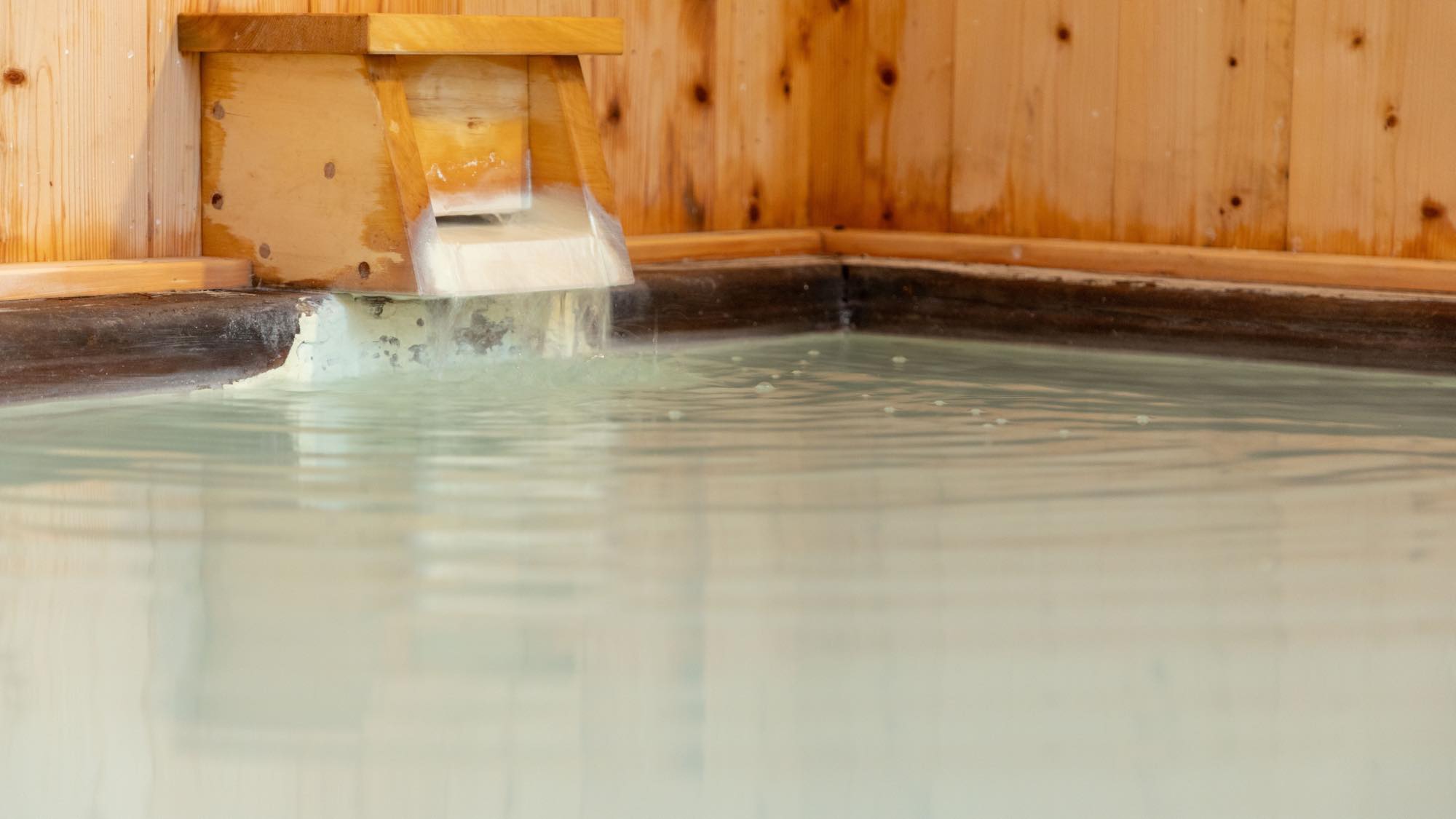 【内湯】源泉かけ流し100%の白濁した乗鞍高原温泉。24時間ご入浴可能