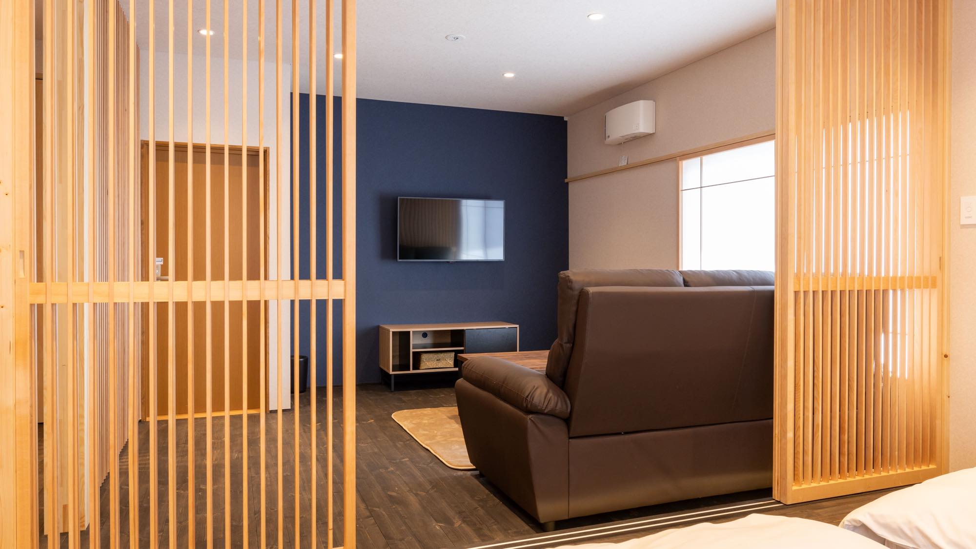 【くろゆり】スーペリア｜ツインベッド＋リビング（30㎡）窓からは遠くに乗鞍岳を望めます