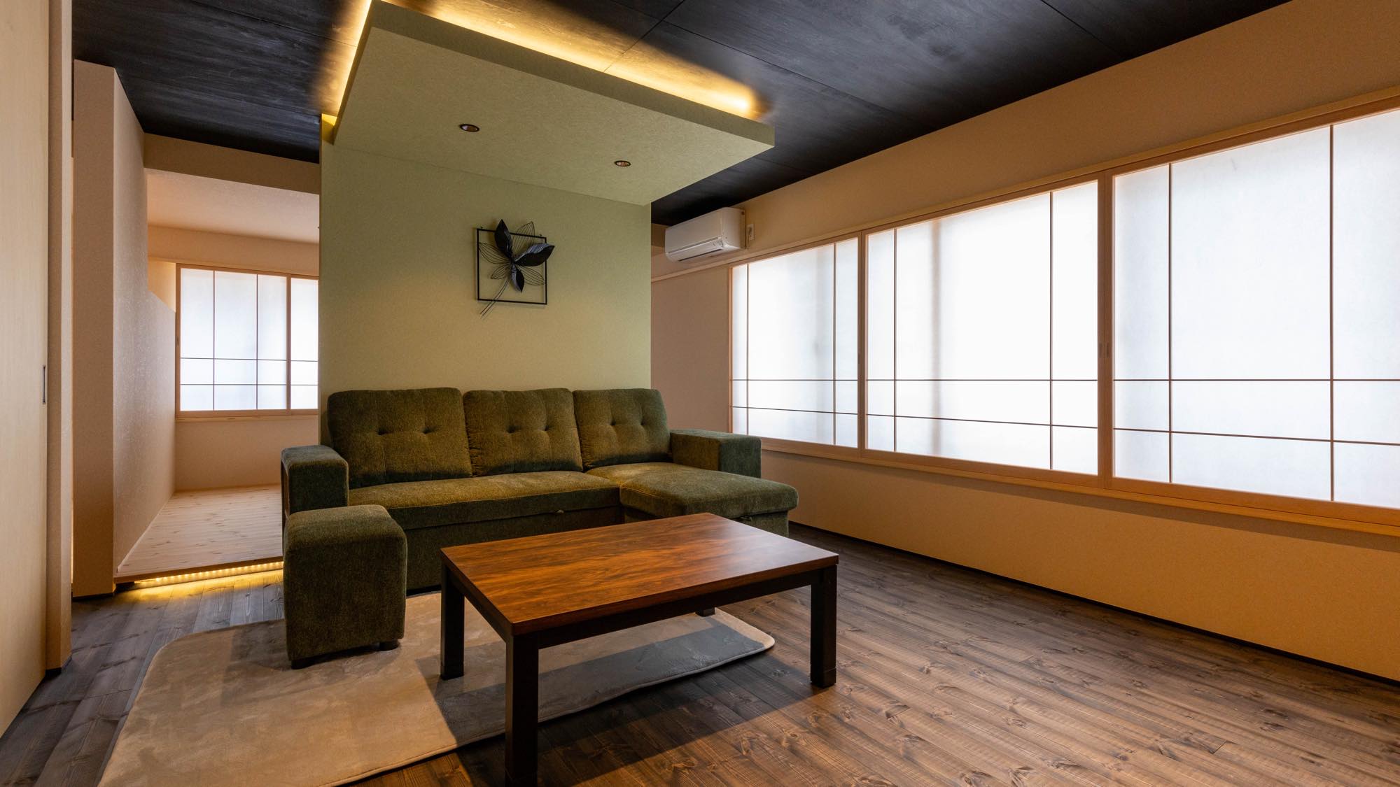 【のりくら】プレミアム｜和モダン寝室＋リビング（33㎡）窓からは遠くに乗鞍岳を望めます