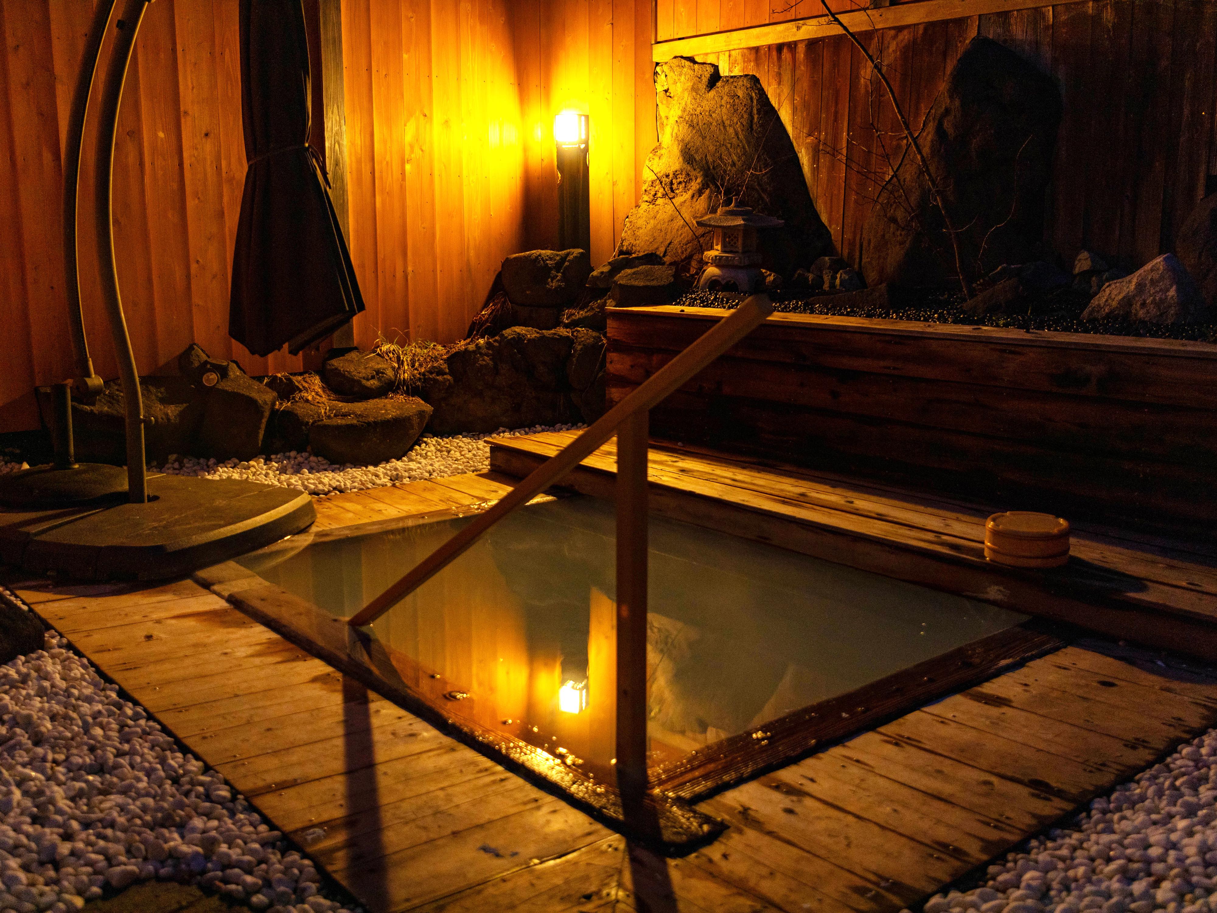 【貸切風呂・露天】「ほころぶろ」五感で楽しむ乳白色の名湯。1組30分／無料／当日予約