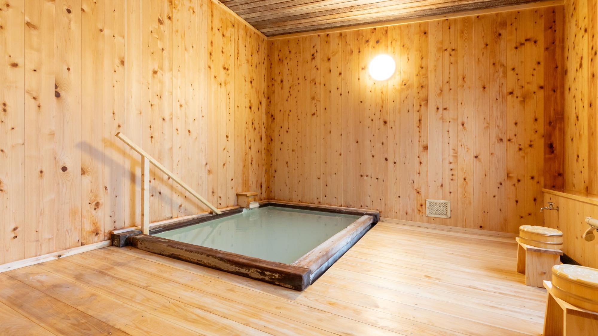 【内湯】源泉かけ流し100%の白濁した乗鞍高原温泉。24時間ご入浴可能