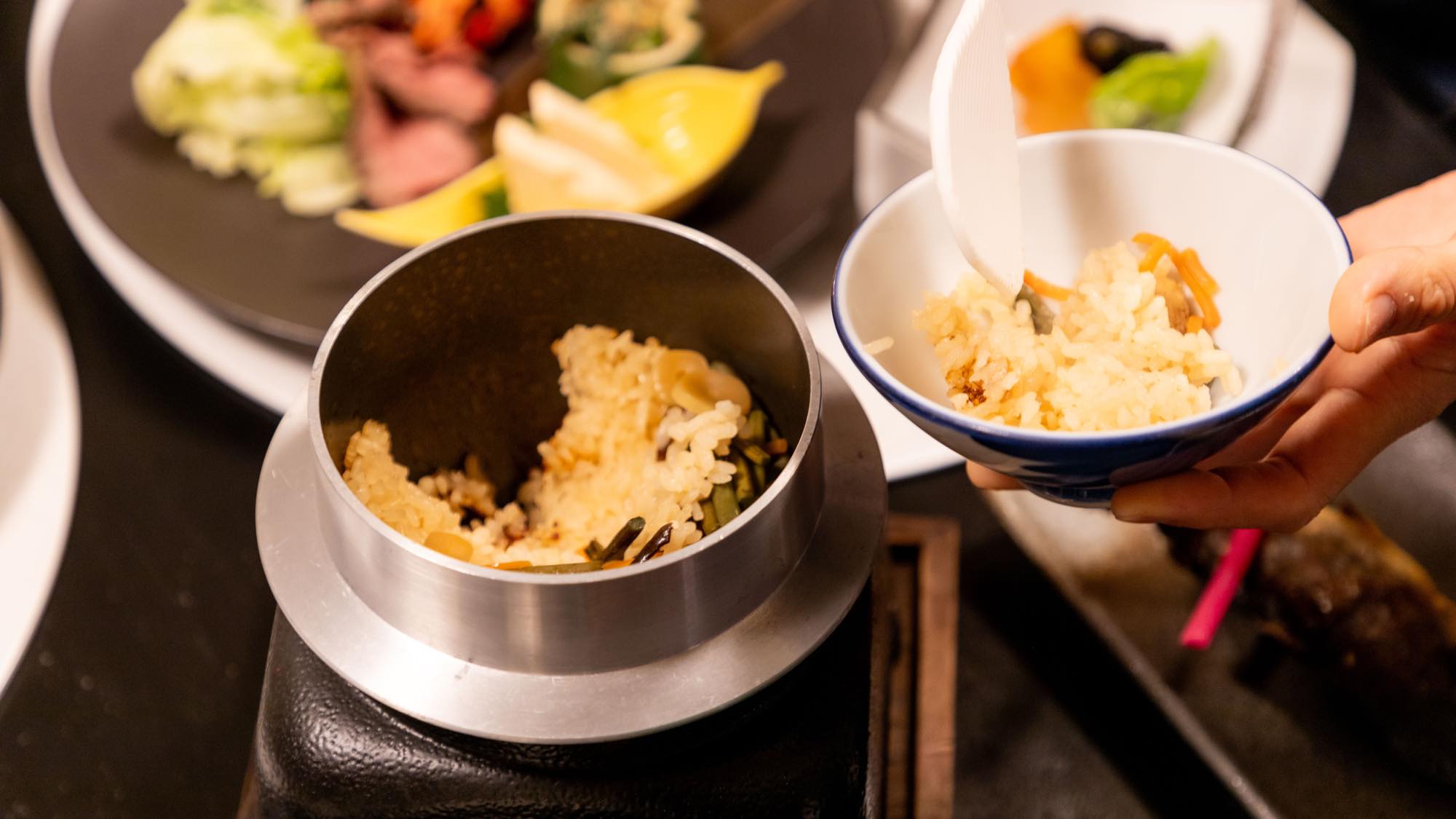 【夕食】季節の釜めし。炊きたてならではの香りと旨みを愉しめます