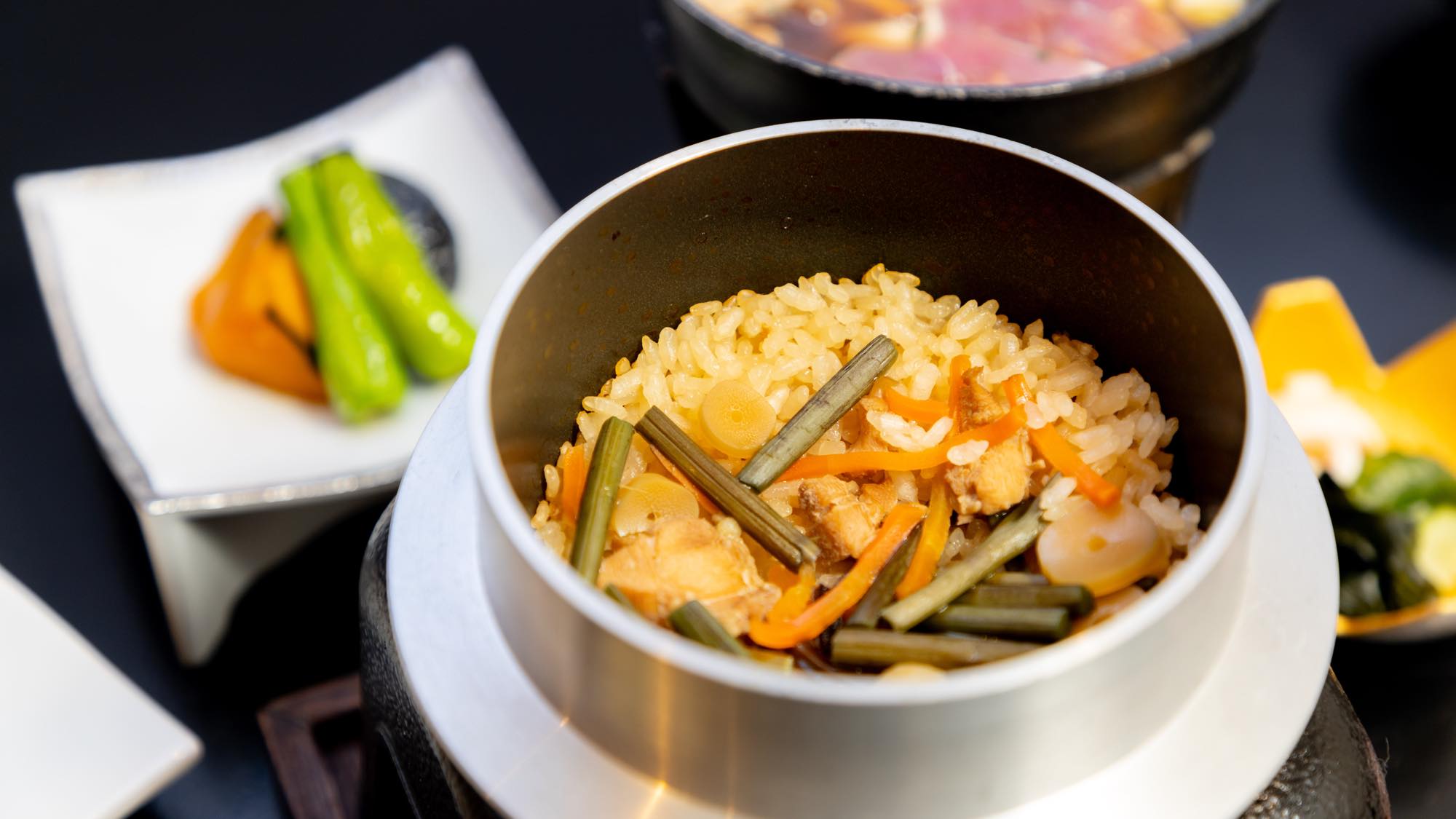 【夕食】一釜ずつ炊き上げる、季節の釜めし