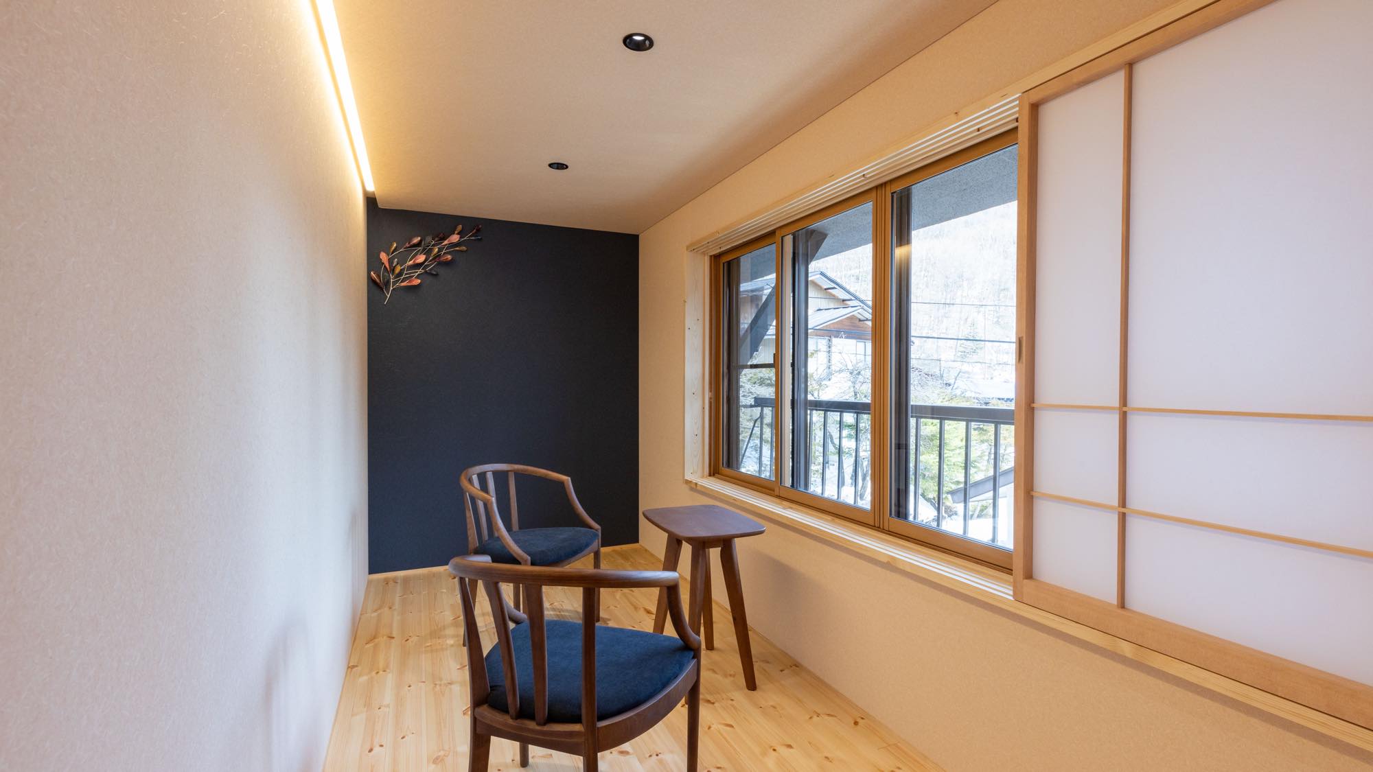 【のりくら】客室内に設けた、窓際のチェアスペース