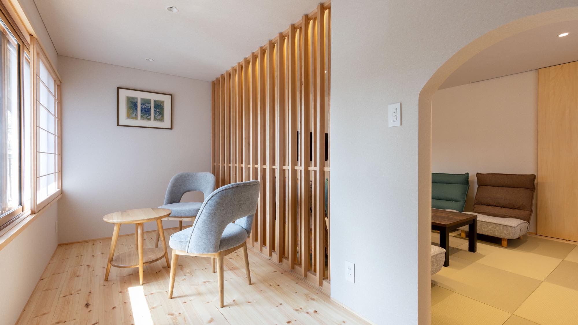 【しらかば】滞在中の合間に使える、窓辺のリラックススペース