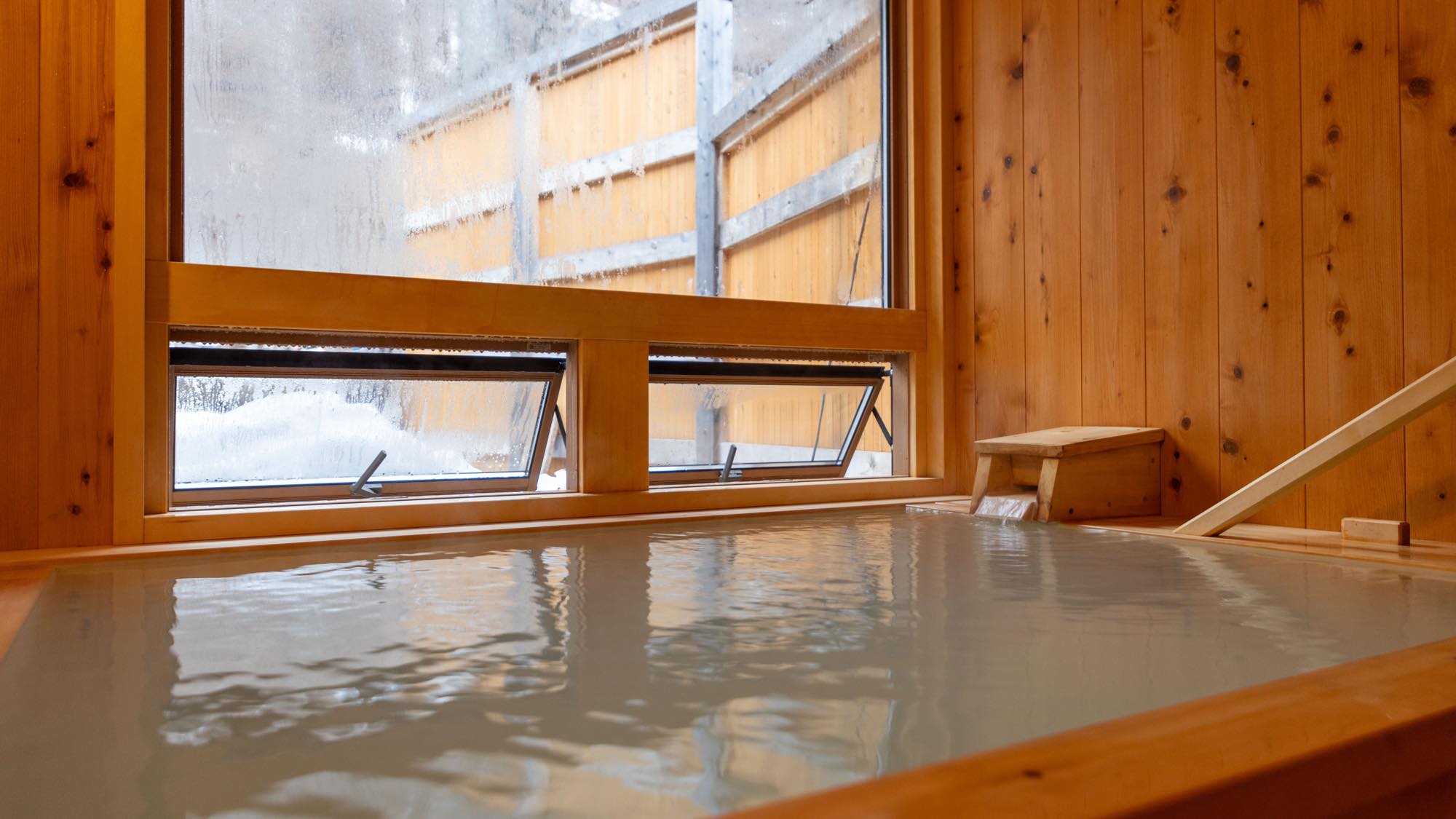 【貸切内湯】「このか」木の香りが心地よい、貸切専用の内湯。1組30分／無料／ご予約制です