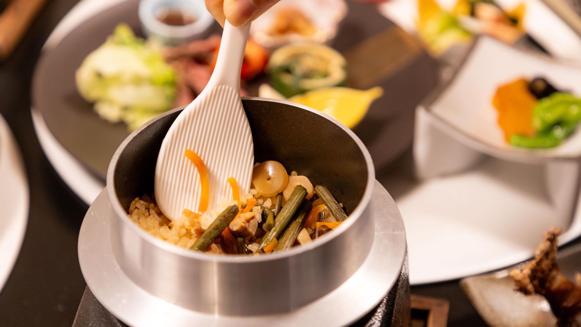 【夕食】季節の釜めし。炊きたてならではの香りと旨みを愉しめます