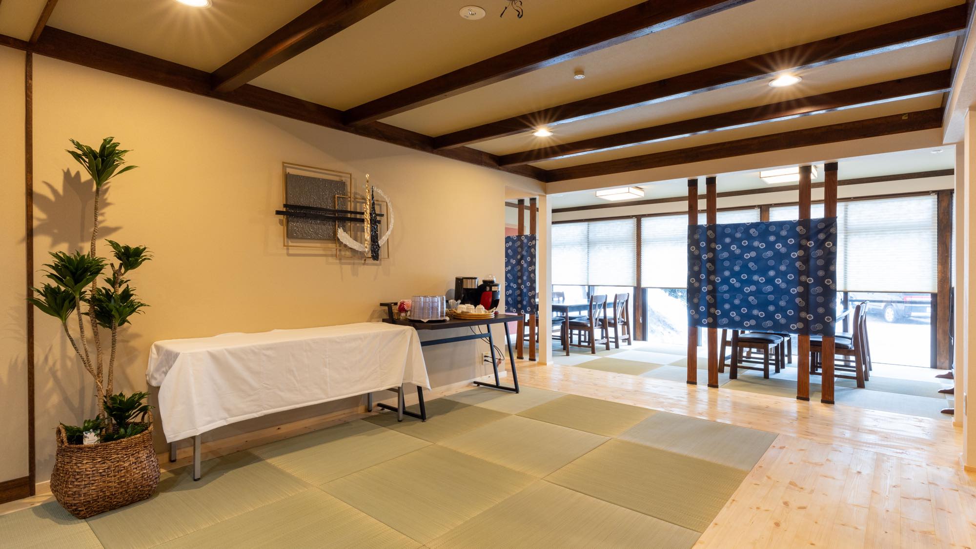 【お食事処】2024年4月リニューアル　明るく広々とした空間でお食事をお楽しみください