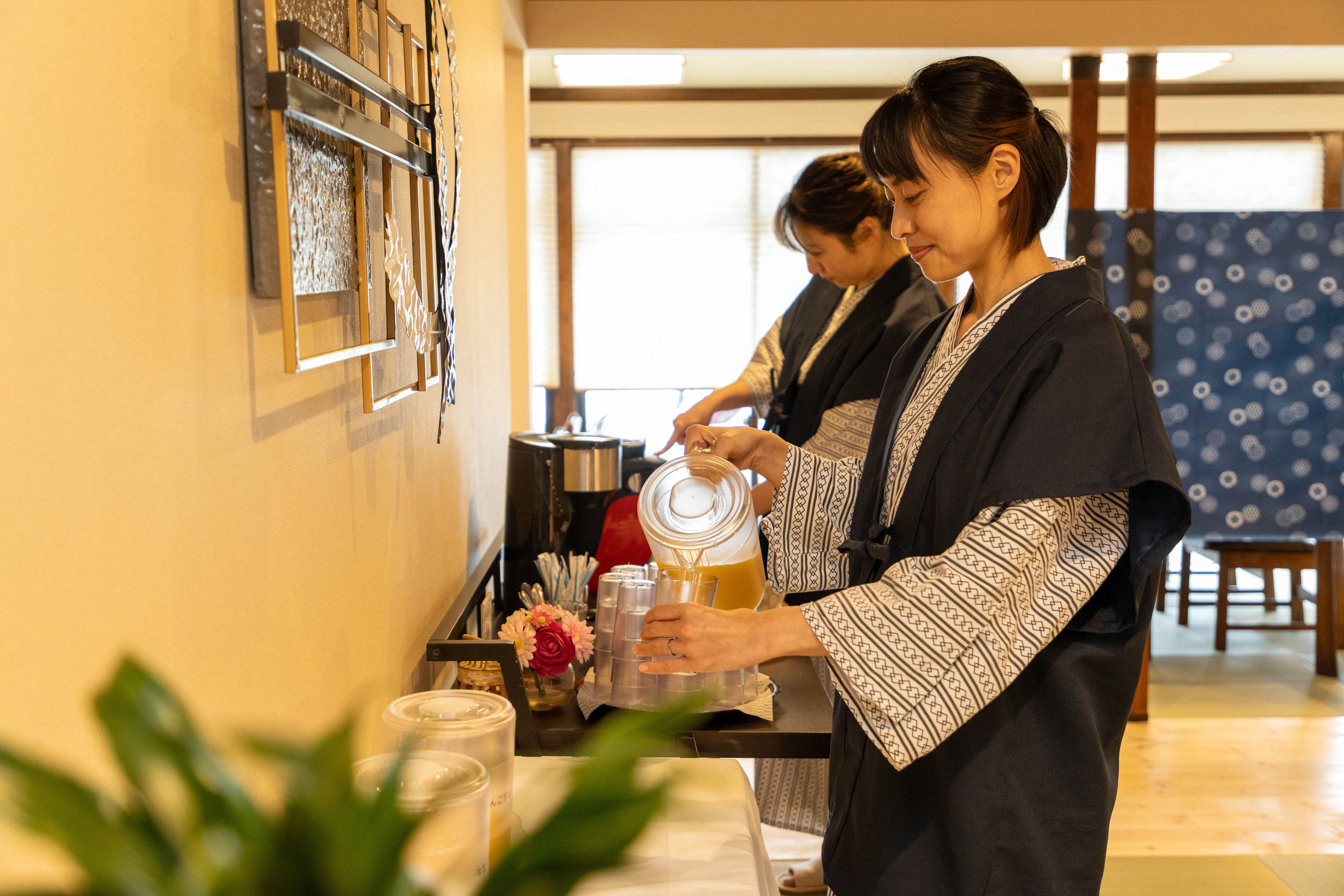 ご朝食時はお食事処にてドリンクバーをご用意