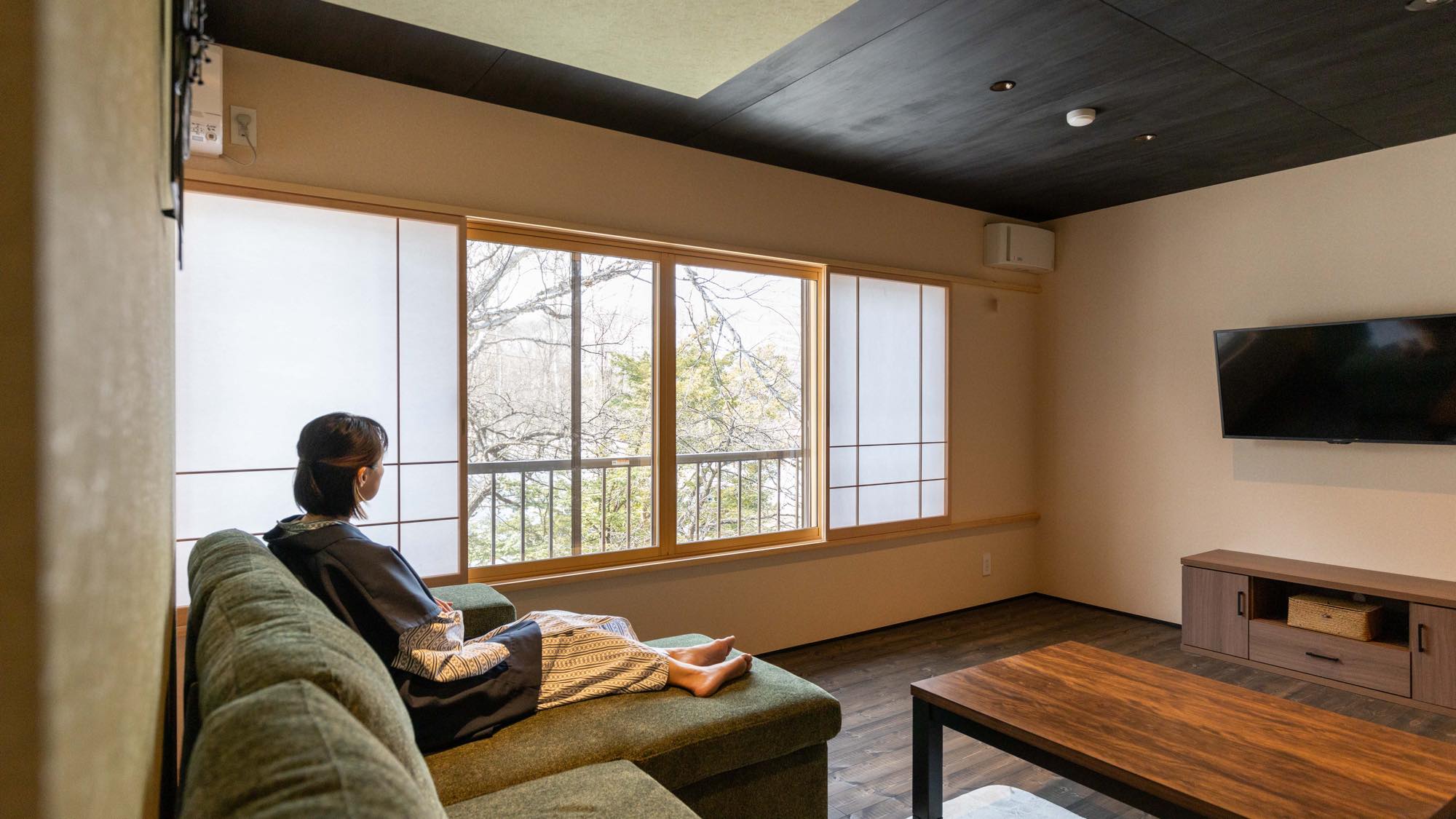 【のりくら】プレミアム｜和モダン寝室＋リビング（33㎡）窓からは遠くに乗鞍岳を望めます